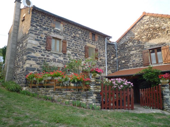 La maison principale et le meublé.